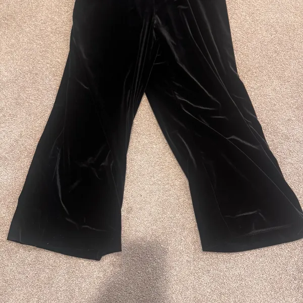 GIBSON LATIMER‎ Off-Shoulder Velvet Jumpsuit - Image 3
