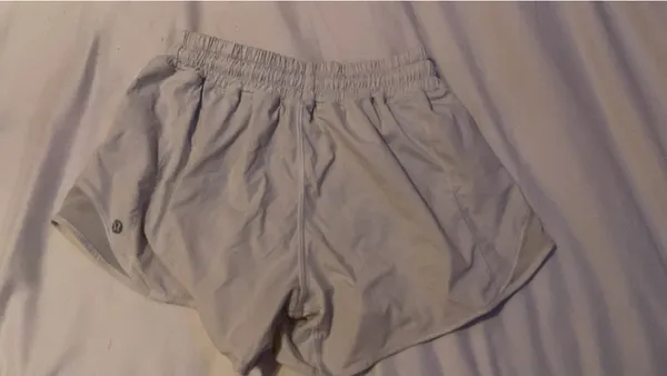 Lululemon Shorts Hotty Hot Low-Rise Lined 2.5" white - Image 2