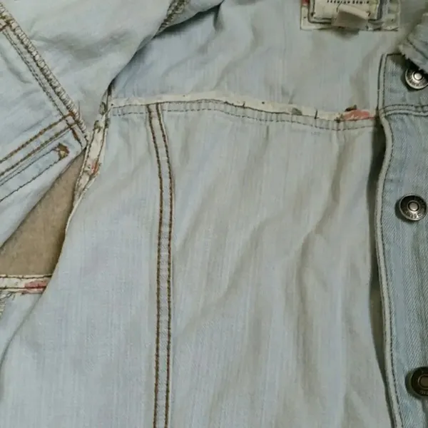 ✨HP✨F21 Light Wash Sleeveless Jean Jacket✨ - Image 6