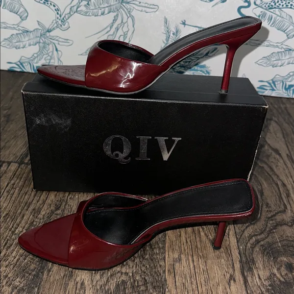 Qi Women's Deep Red Slide Heels Size 9.5 - Image 3