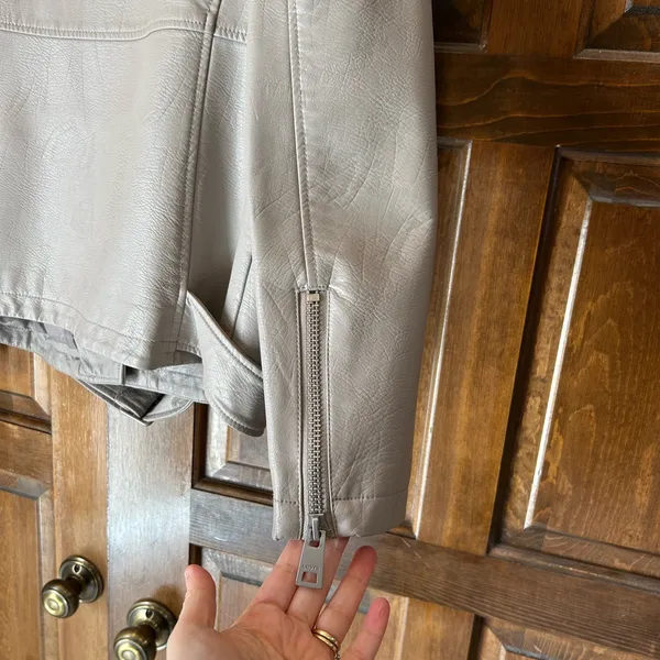 Levi’s Cream Faux Leather Belted Biker Jacket - Oversized‎ Moto - Size Medium - Image 12