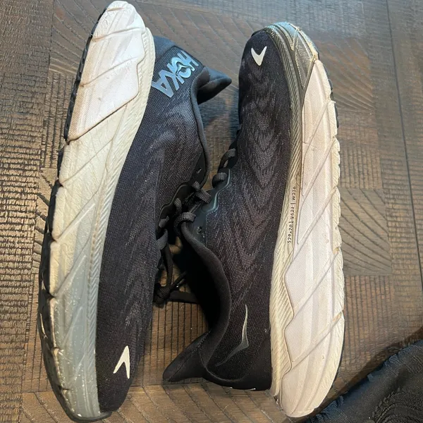 Hoka arahi 6 black and white shoes *no insoles* size 7B women - Image 10