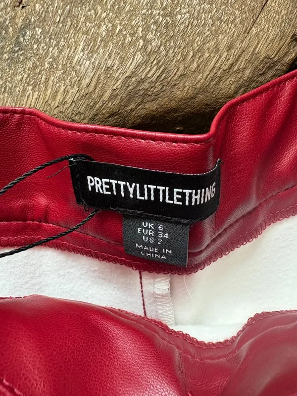 Pretty Little Thing faux leather red pleated shorts pockets women's size 2 - Image 4
