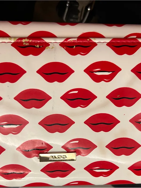 ALDO White Lip-Print Clutch with Gold Chain Strap - Image 11