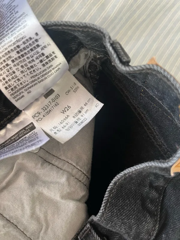 Levi’s 501 shorts black size 26 - Image 2