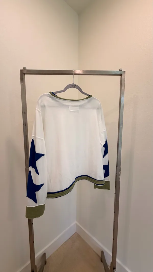 Amazon Women's White Knit Pullover Sweater Crew Neck Blue Star Sleeves L - Image 4