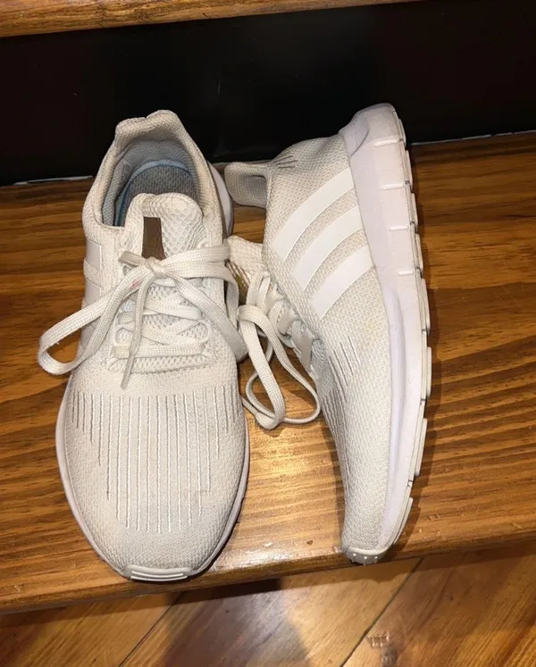Adidas Tennis Shoes - Image 3