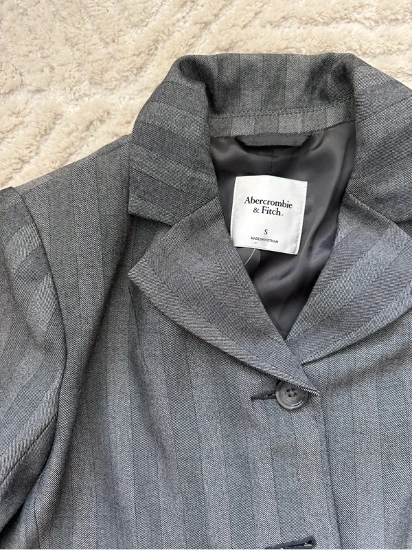 NWOT Abercrombie & Fitch Gray Pinstripe Cropped Blazer - Image 5