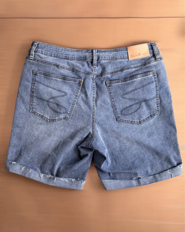 Seven7 Women’s Size 12 Blue Denim Cuffed Hem Relaxed Bermuda Shorts Americana - Image 2