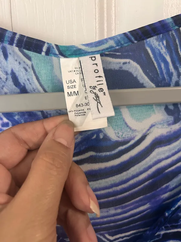 Profile by Gottex women’s dress/cover-up in a beautiful blue agate-inspired print. Features a flattering twist-front bodice, cap sleeves, and a comfortable stretch fabric. Perfect for beach vacations, cruises, poolside wear, or casual resort styling. Size Medium. Excellent pre-owned condition with no noted flaws. - Image 3