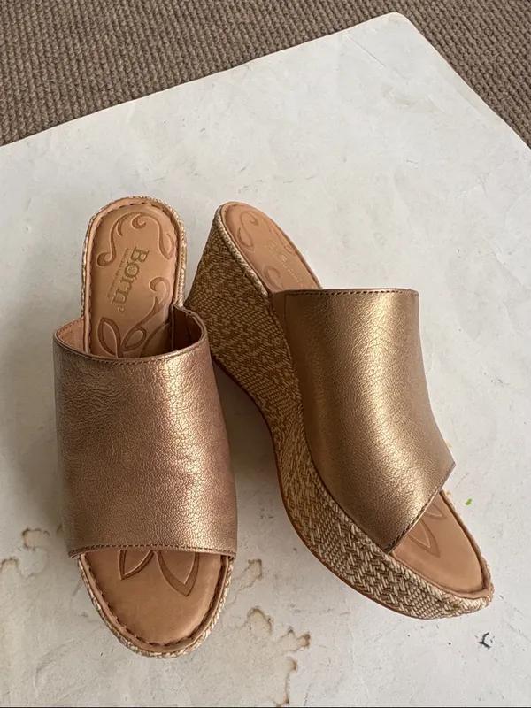 EUC Born Leather Wedge Sandals Gold Size 7 - Image 8