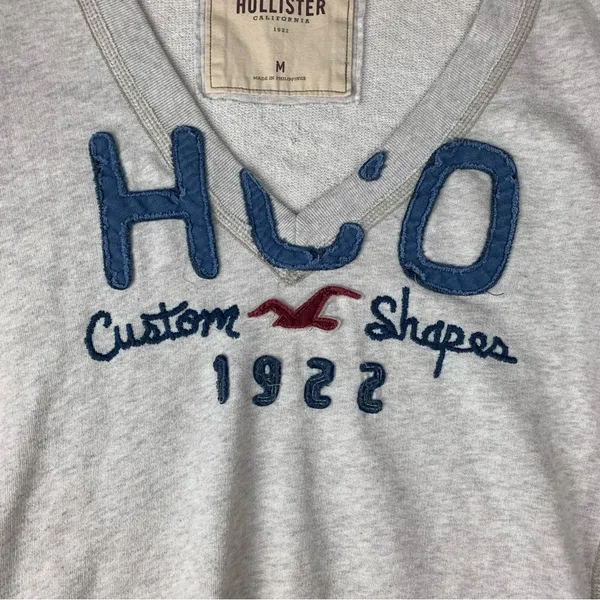 Hollister size medium Light Gray deep v V-Neck lightweight y2k sweatshirt - Image 3