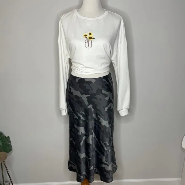 Express- Black & Grey Camo Satin Midi Skirt - Image 4