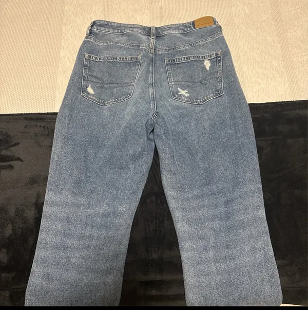 American Eagle High-Rise Mom Jeans Distressed - Image 2