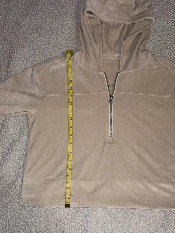 Vuori Haven Half Zip Crop Hoodie - Image 10