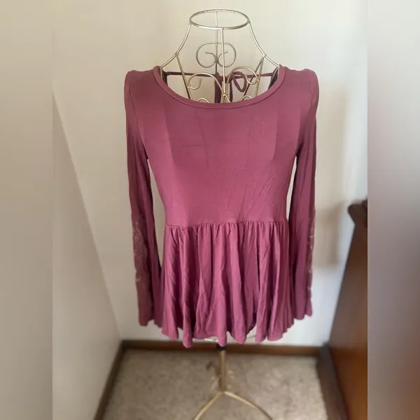 American Eagle Soft & Sexy Lace Sleeve Top Size XS Cutout Back - Image 5