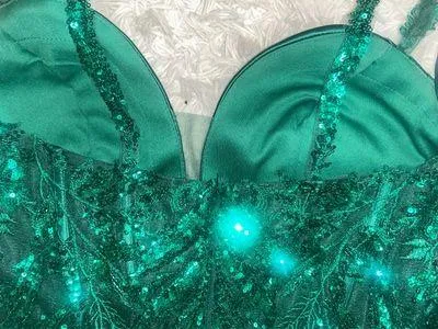Emerald Green Prom Dress Size 10 - Image 9