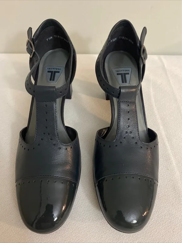 Trotters women’s dark gray T-Strap heels pump shoes size 7.5 - Image 2