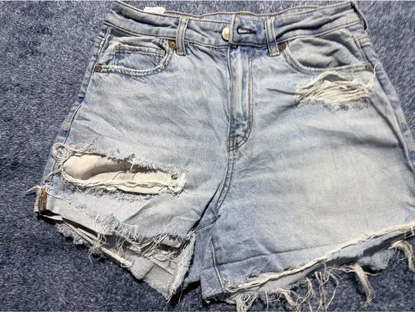 American Eagle Light Wash Distressed Denim Shorts Size 4 - Image 4