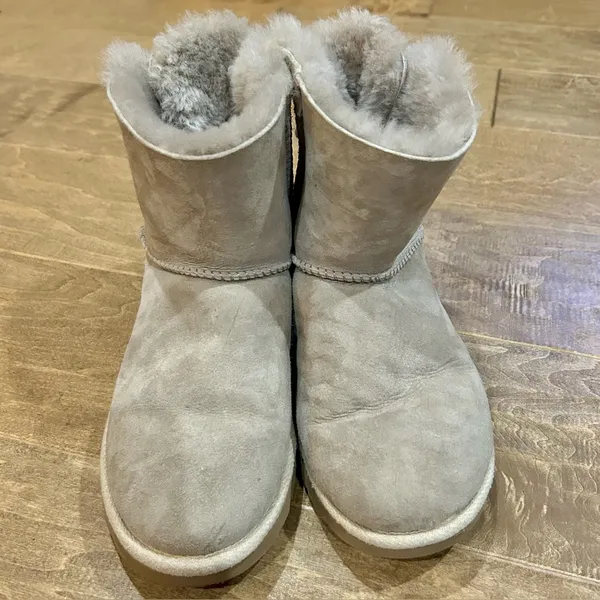 UGG Women’s Mini Bailey Bow II Boots Grey Size 8 EUC - Image 2