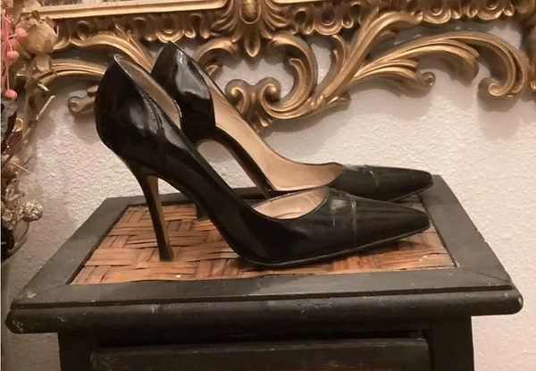 Manolo Blahnik Elegant Black Stiletto Heels - Image 2