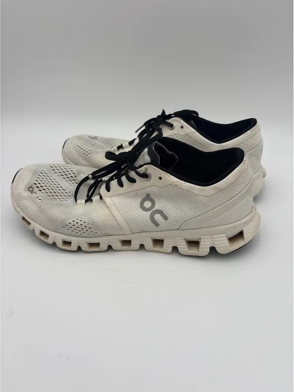 On Cloud Woman’s Size 8.5 Running Shoes - Excellent Condition-Running Or Casual - Image 3