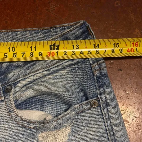 American Eagle Outfitters light wash straight-leg mom jeans. Size 2 - Image 6