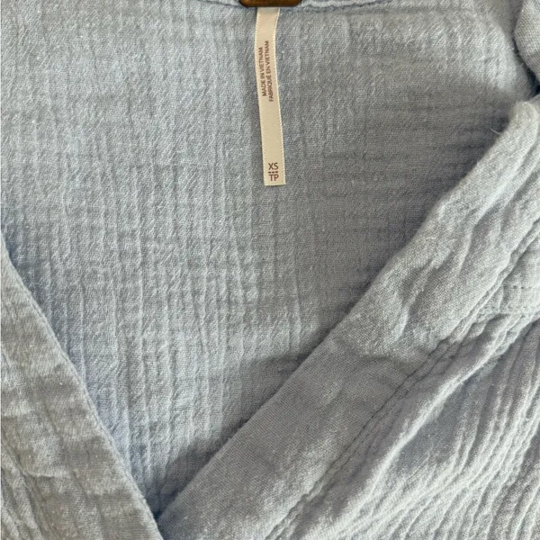Free People Women's Light Blue Button-Up Top XS - Image 7