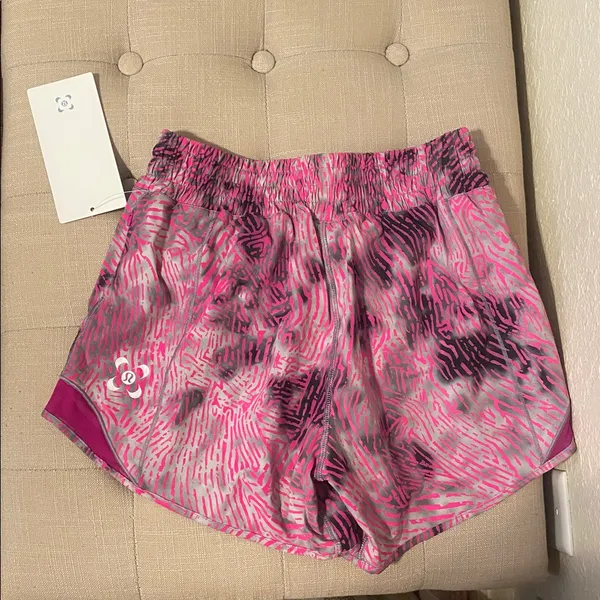 Lululemon SeaWheeze Hotty Hot High-Rise Lined Short 4" - Image 11