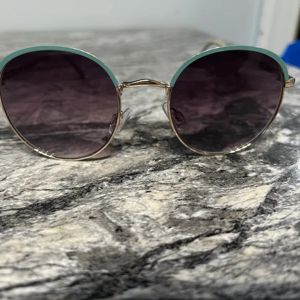 Chic Green and Gold Sunglasses - Image 3