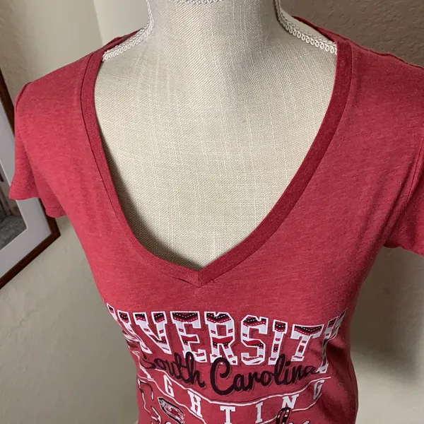 University of South Carolina Fighting Gamecocks V-Neck Tee Size XL (Runs Small) - Image 9