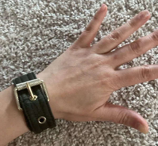 Burberry wrist strap - Image 4