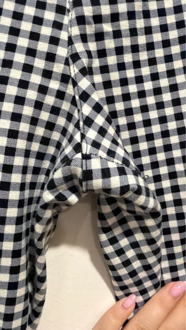 Old Navy Pixie Gingham Ankle Pants Women’s Size Petite 2 In good condition * Slim, tailored silhouette with a flattering mid-rise fit * Soft stretch cotton blend for all-day comfort * Zip fly with hook-and-bar and button closure * Belt loops * Functional front slash pockets * Faux welt back pockets * Cropped ankle length * Perfect for the office, business casual, workwear, brunch, or everyday wear * Fabric: 95% Cotton, 5% Spandex - Image 5