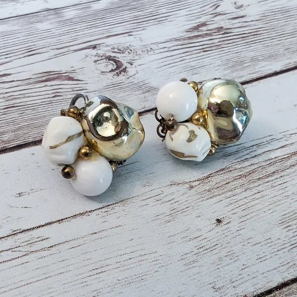Vintage Clip On Earrings - Off White & Gold Tone 7/8" - Image 3
