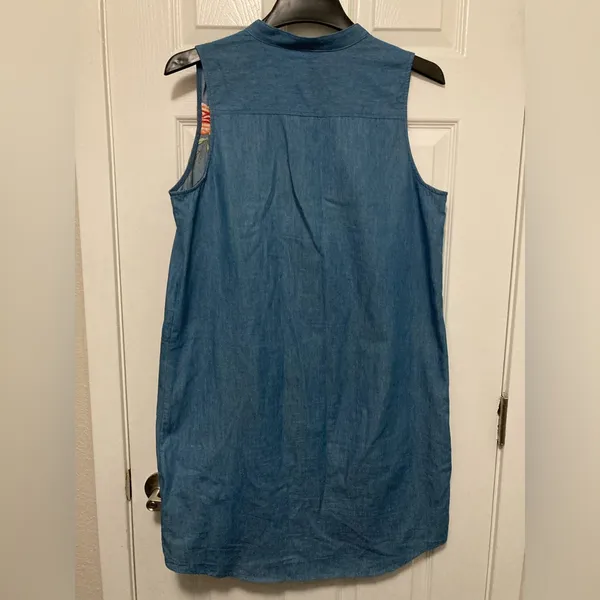 *Westport 1962 Blue Chambray V-Neck Embroidered Floral Size 12 Shift Dress - Image 9