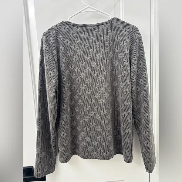 Woolrich grey long sleeve top with snowflake pattern - Image 5