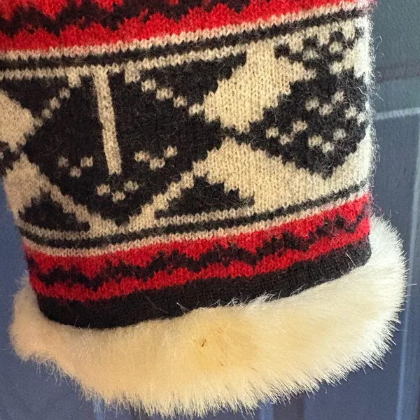 Vintage Pendleton Cream Sweater w/ Black &Red Accents Size S. 100% Virgin Wool - Image 7