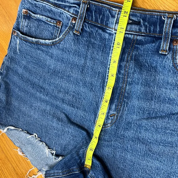 Abercrombie and Fitch 4” High Rise Mom Shorts - Image 7