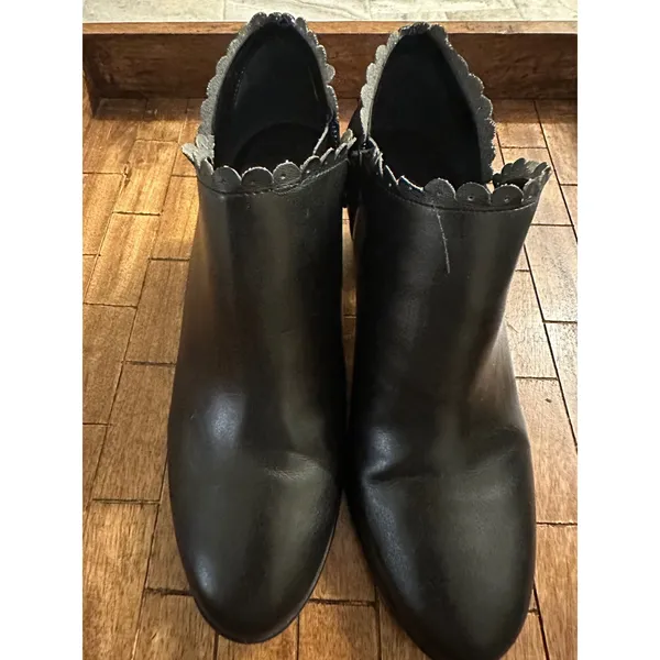 Jack‎ Rogers Black Ankle Booties Scalloped Trim Block Heel Pointed Toe Stylish - Image 2