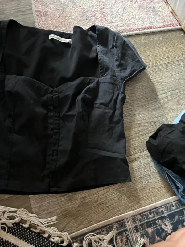 Abercrombie Black Short Sleeve Sweetheart Crop Top - Image 4