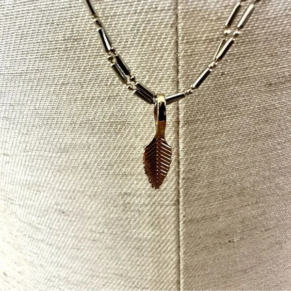 Long gold tone double chain small leaf pendant - Image 5