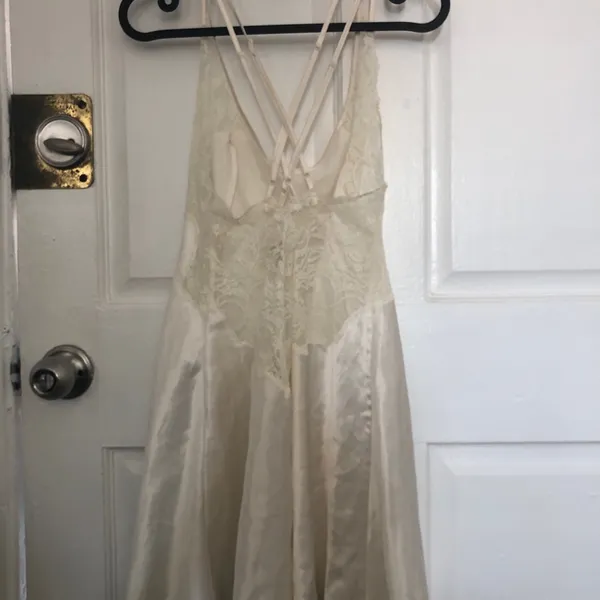 Vintage Victoria’s Secret Ivory White Lingerie Slip with Lace Detail Medium - Image 4
