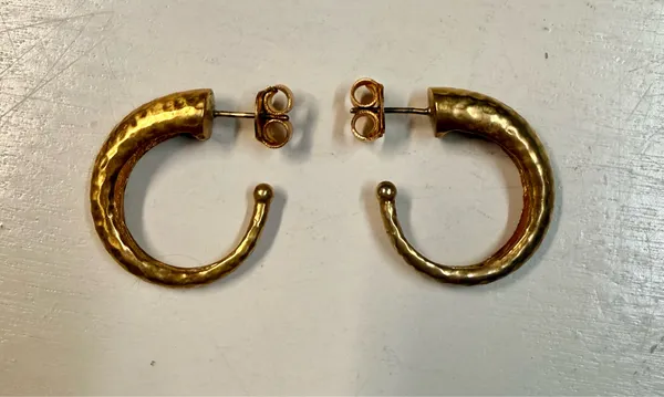 Julie Vos medium Hammered Hoops earrings Gold - Image 9