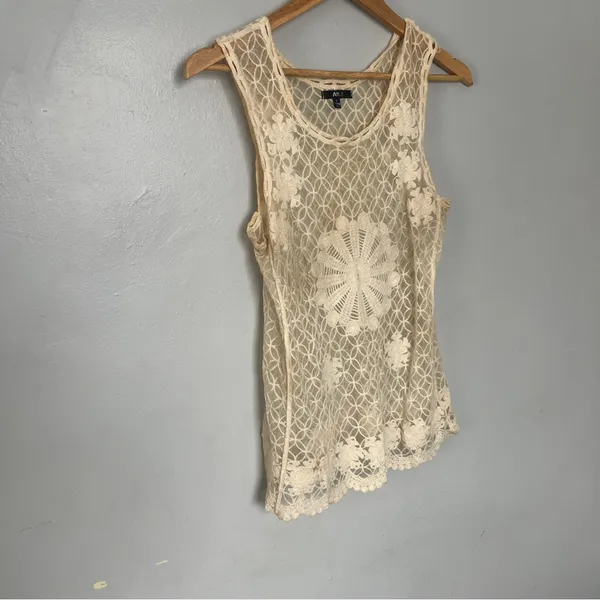 Anthropologie Elegant Cream Lace Sleeveless Top - Image 2
