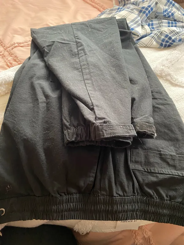 Forever 21 Men’s cargo pants  - Image 4
