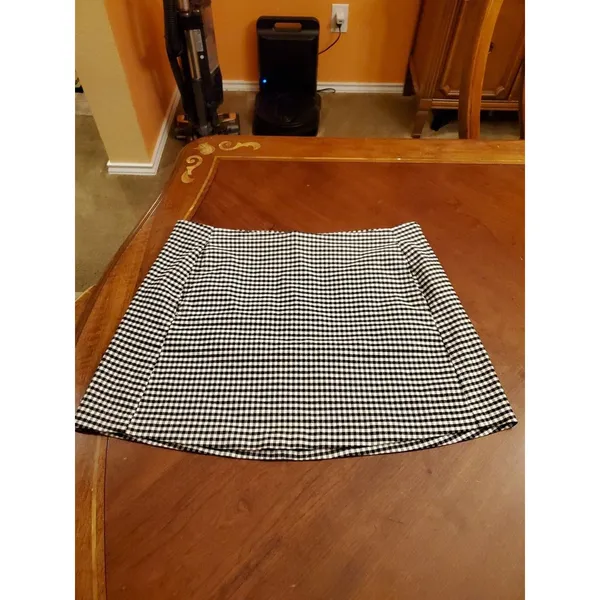 Urban Outfitters Black and White Gingham Mini Skirt with Side Pockets Sz L - Image 2