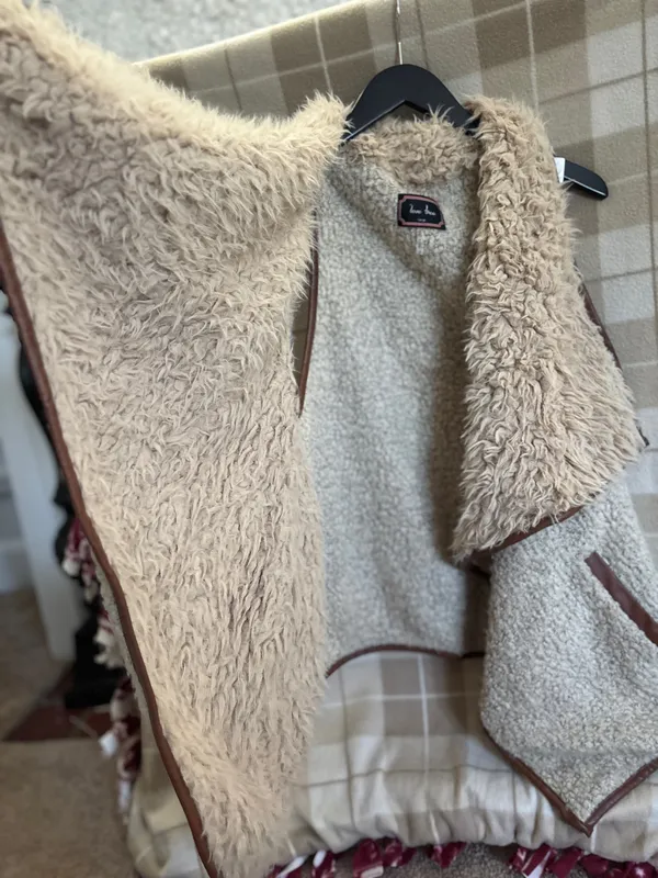 Love Tree Tan and Cream Sherpa Vest - Image 4