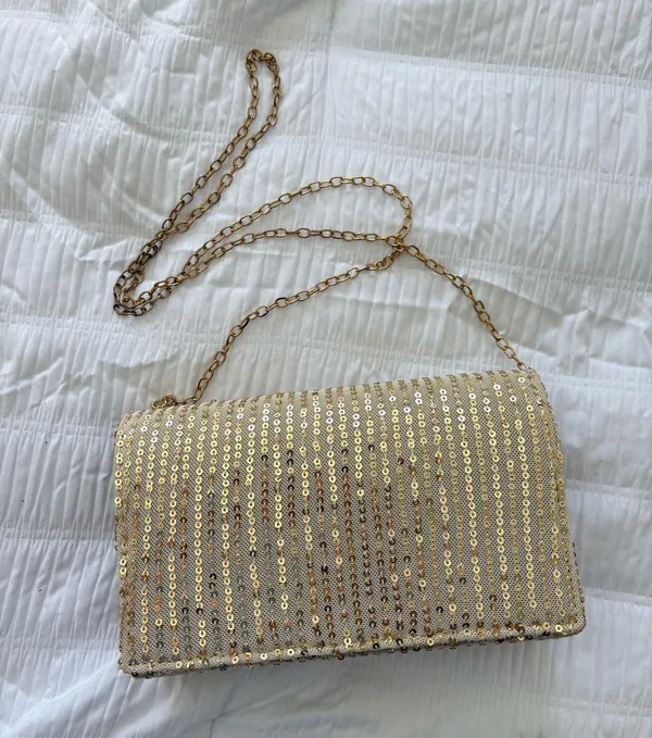 Sequin sparkly clutch with a detachable long chain and a sparkly gold finish - Image 2