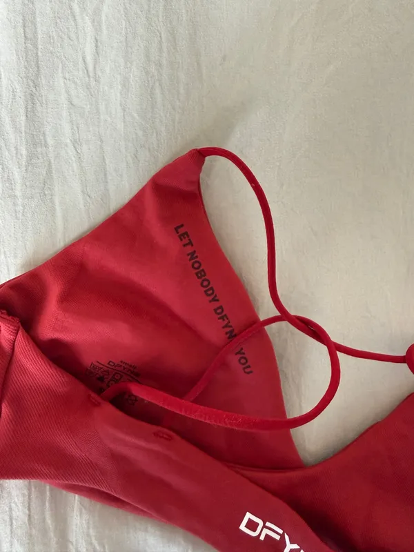 AUTHENTIC DFYNE Vision Twist Front Sports Bra Crimson - Image 3
