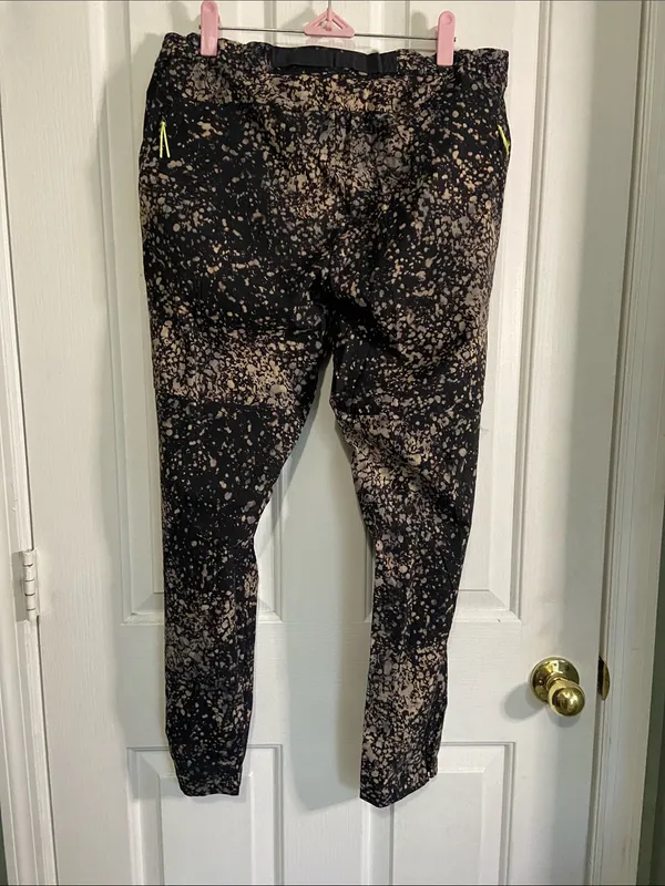 lululemon athletica Black with Beige Speckle Lined track pants - Image 4